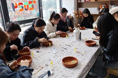 河南賽諾威全體女同事“甜蜜女神節(jié)，藝術(shù)DIY”活動慶祝3月8日女神節(jié)快樂！